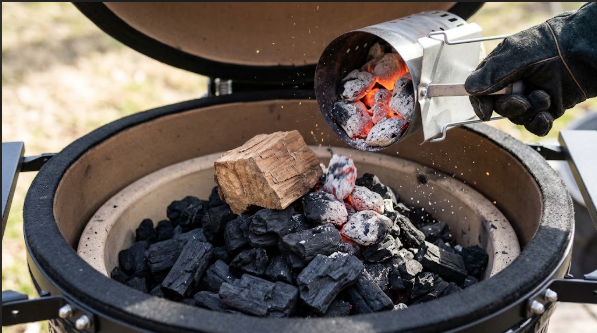 Small lit chimney scoop poured over unlit lump with a hickory chunk on top